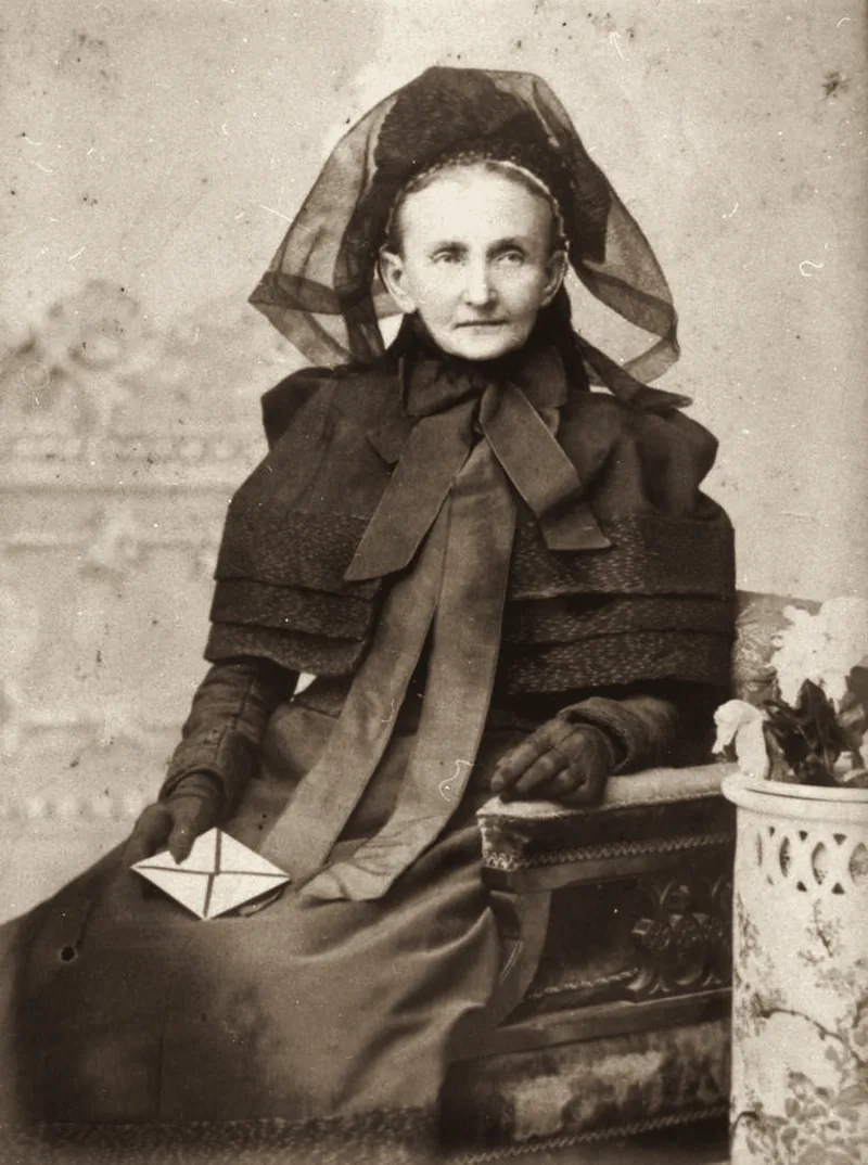 Elderly woman, possibly dressed in mourning clothes, 1890 to 1900. An archive photograph.